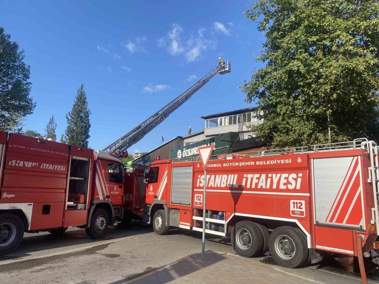 Beykoz’da Sadri Alışık Caddesi'nde bulunan üç katlı bir binanın çatı