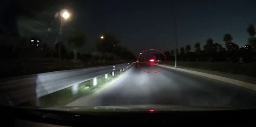 Beylikdüzü'nde bir sürücü, tehlikeli sürüş yaparken direksiyon hakimiyetini kaybederek boş