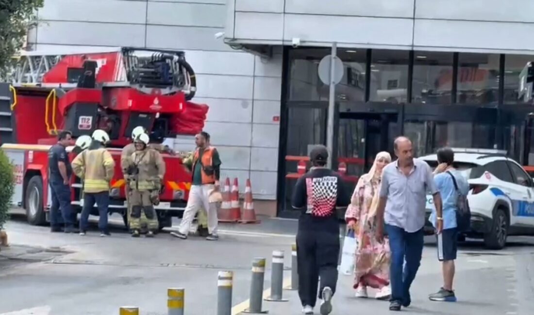 Beylikdüzü'ndeki bir AVM'nin yemek katında çıkan yangın, paniğe yol açtı.