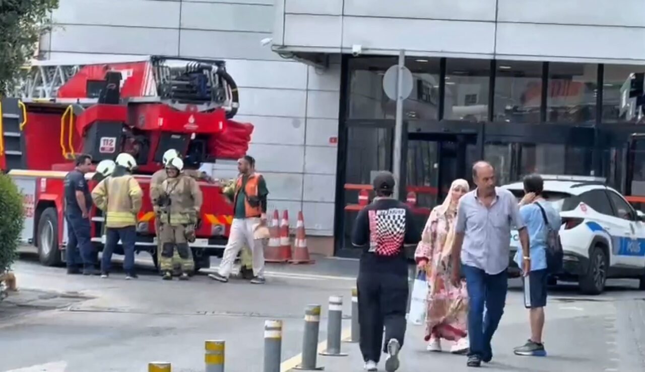 Beylikdüzü'ndeki bir AVM'nin yemek katında çıkan yangın, paniğe yol açtı.