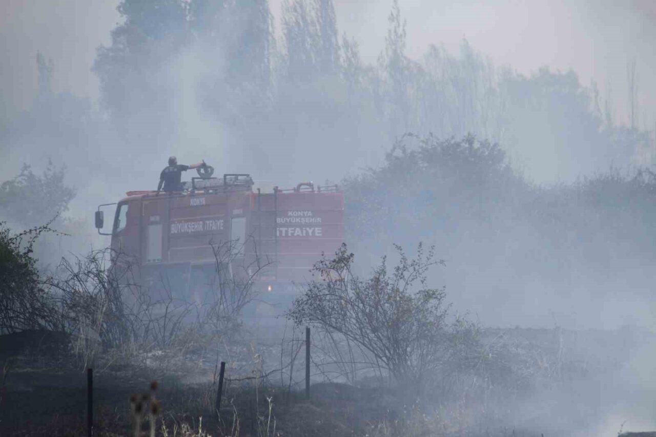 Konya'nın Beyşehir ilçesindeki bir buğday tarlasında çıkan yangın, paniğe neden