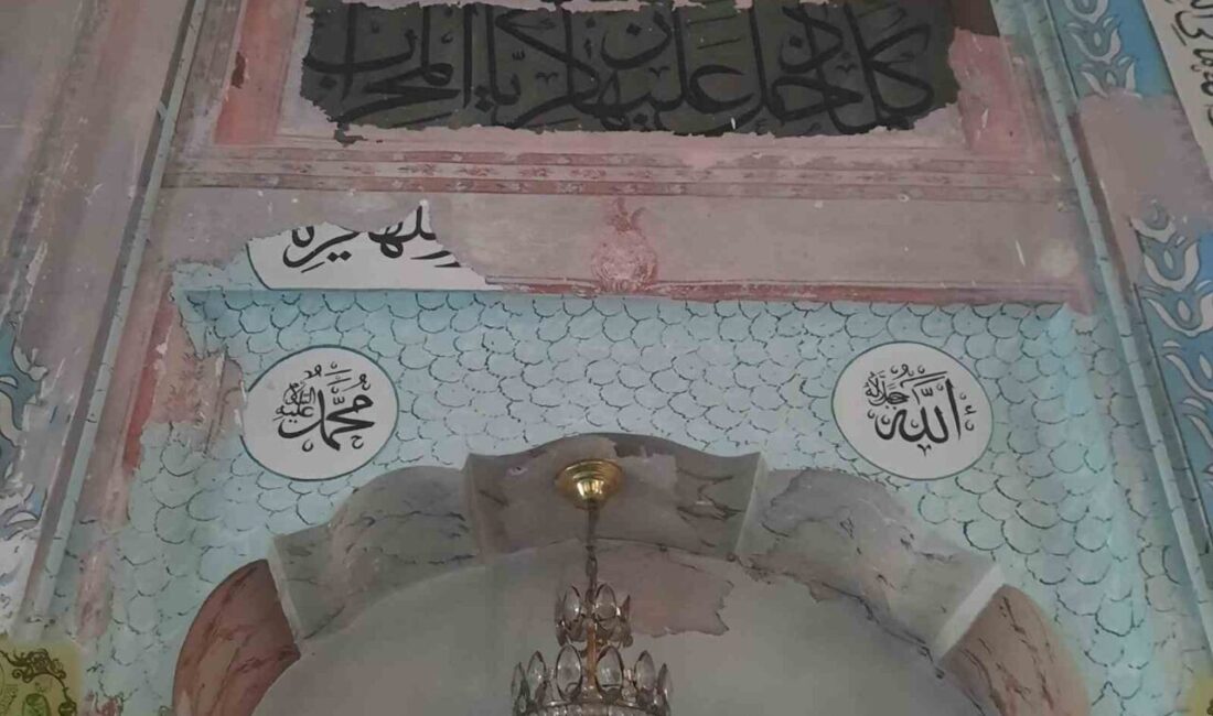 Reyhan Mahallesi'ndeki Yeni Bezzaz Camii'nin mihrabı yıllardır onarım bekliyor. Cami