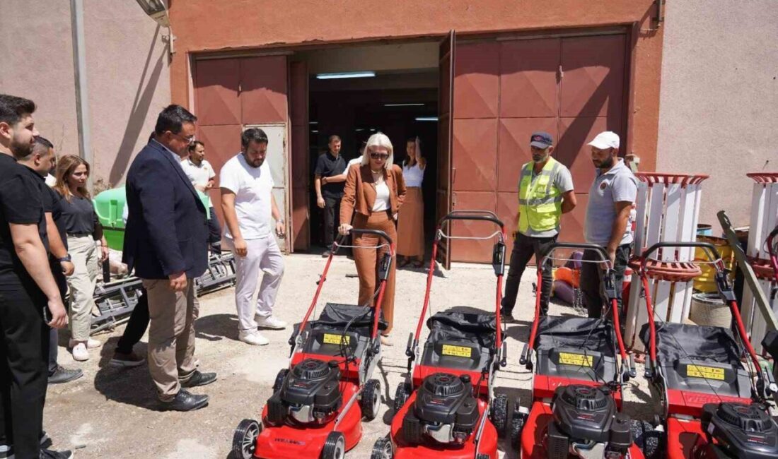 Bilecik Belediye Başkanı Melek Mızrak Subaşı, atölye ziyareti sırasında geri
