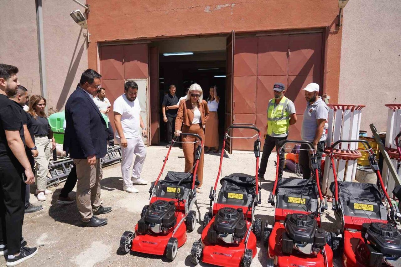 Bilecik Belediye Başkanı Melek Mızrak Subaşı, atölye ziyareti sırasında geri