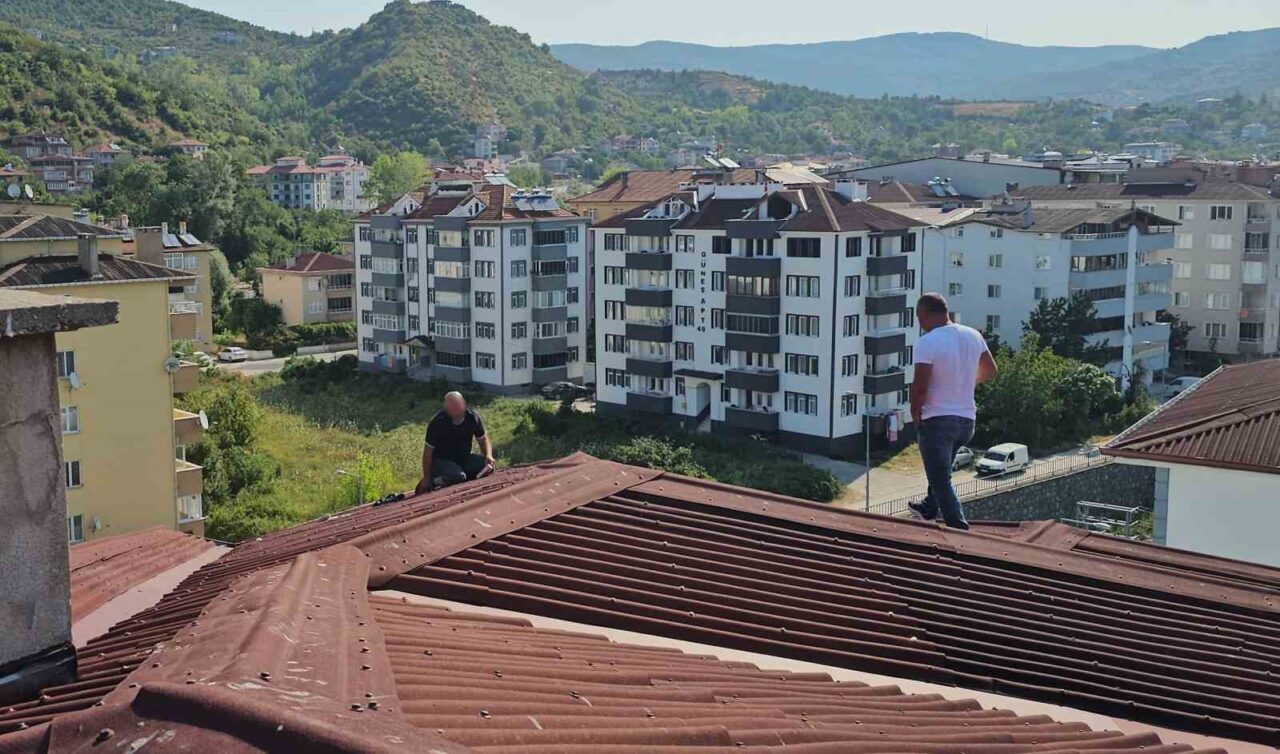 Kastamonu'nun Cide ilçesinde E.T. isimli şahıs, 5 katlı bir binanın