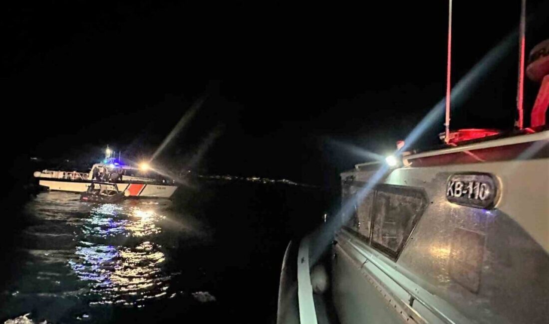 Muğla'nın Bodrum açıklarında bir can salına sıkışmış 19 düzensiz göçmen,