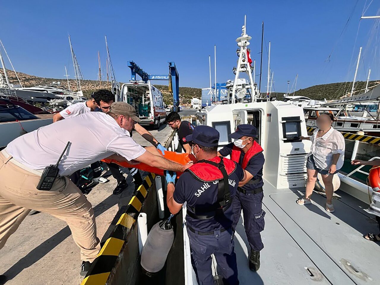 Muğla'nın Marmaris ve Bodrum açıklarında iki özel teknede yaralanan ve