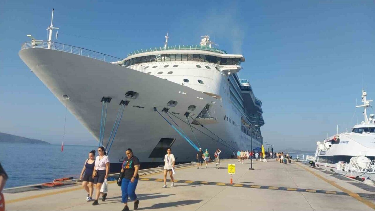 Bodrum, toplam 3.906 yolcu taşıyan ’Brilliance of the Seas’ ve