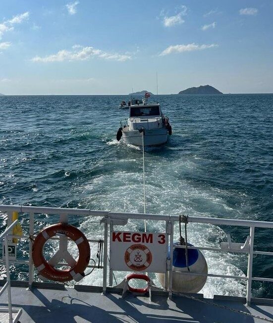 İstanbul Boğazı’nda bir tekne, makine arızası nedeniyle sürüklenirken Kıyı Emniyeti