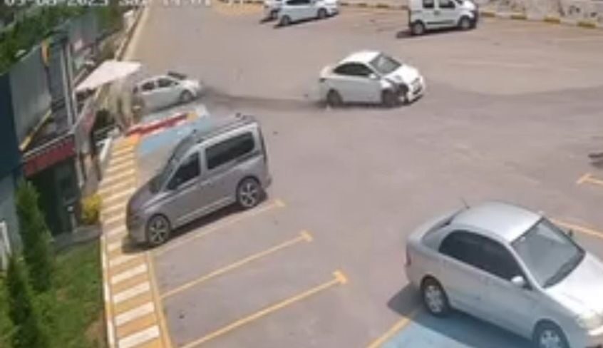 Bolu Dağı'nda bir otomobil, sürücüsünün kontrolü kaybetmesi sonucu yol kenarındaki