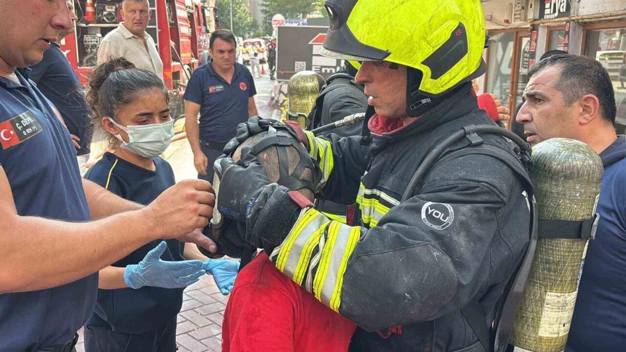 Bolu'da bir apartmanın 1'inci katında çıkan yangın, itfaiye ekiplerinin hızlı