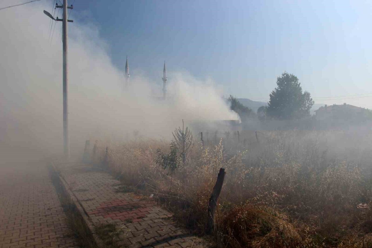 Bolu'da Çıkınlar Mahallesi'ndeki bir hurda deposunda çıkan yangın, anında gökyüzünü