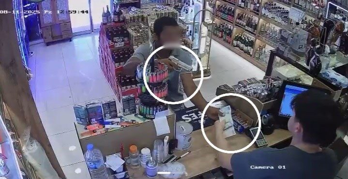 Tekirdağ'ın Çerkezköy ilçesinde, A.Ö. isimli soyguncu bir büfeye girerek kasiyeri