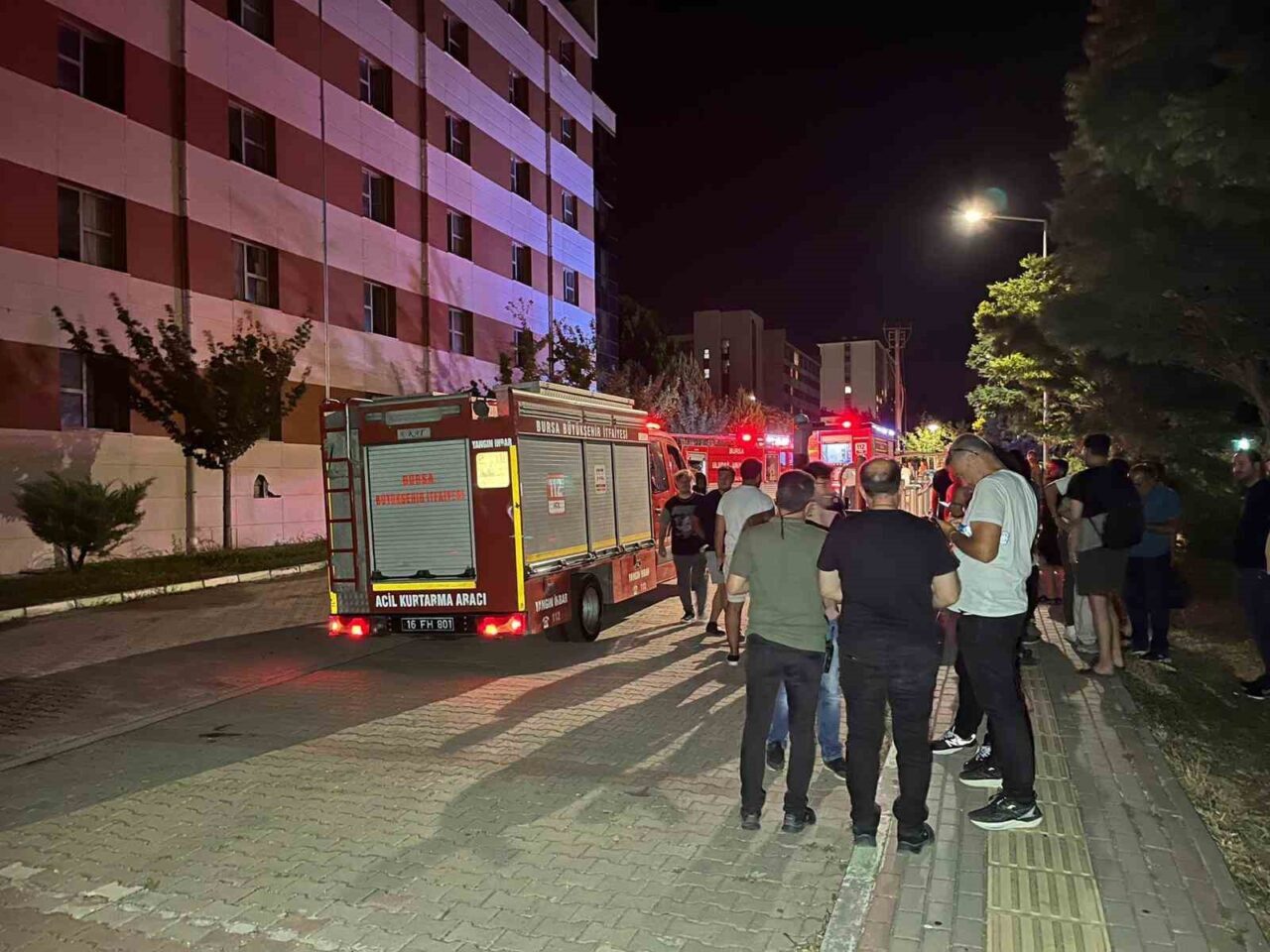 Bursa'da Uludağ Üniversitesi erkek öğrenci yurdunun 5. katında çıkan yangın,
