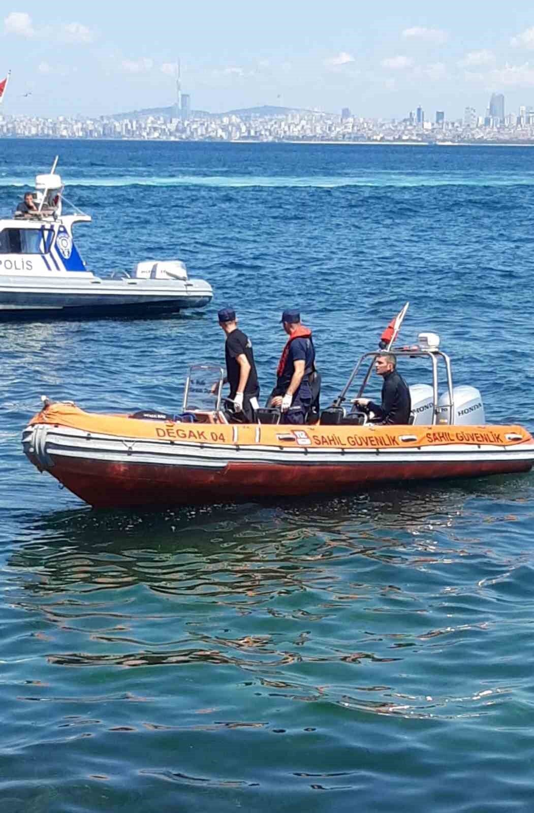 Büyükada sahilinde bir erkek cesedi bulundu. Saat 11.00 civarında denizde