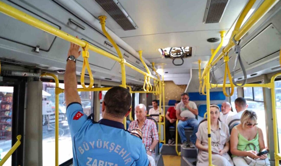 Antalya'da Büyükşehir Belediyesi'ne bağlı ulaşım zabıta ekipleri, halk otobüslerindeki klima