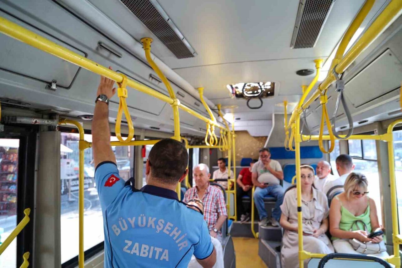 Antalya'da Büyükşehir Belediyesi'ne bağlı ulaşım zabıta ekipleri, halk otobüslerindeki klima