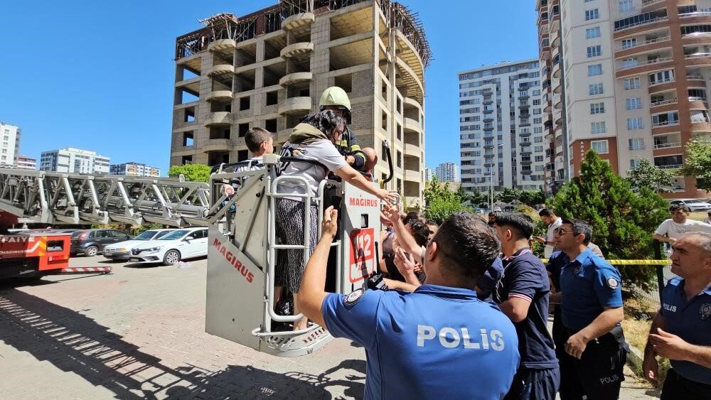 Kayseri’nin Talas ilçesinde 14 katlı bir binada çıkan yangında, 30
