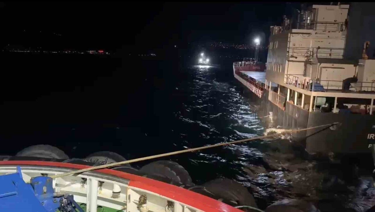 Çanakkale Boğazı'ndan geçerken makine arızası yapan 78 metre uzunluğundaki 'IRONHIDE'