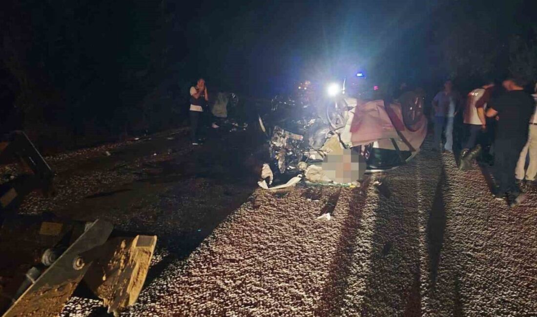 Çanakkale'nin Yenice ilçesinde meydana gelen trafik kazasında iki otomobilin çarpışması