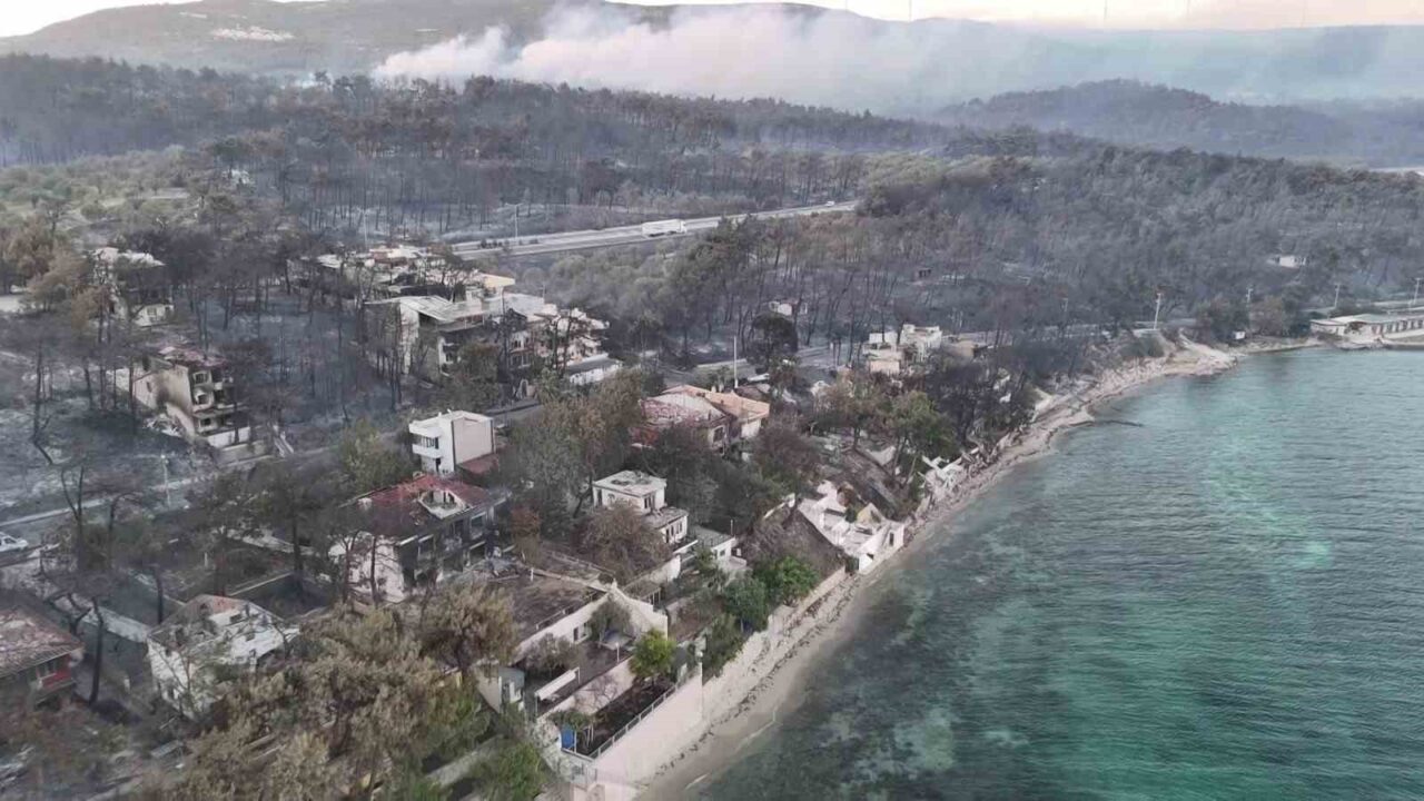 Çanakkale’deki yangın, Kepez beldesinde tarım arazisinde başladı ve ormana sıçradı.