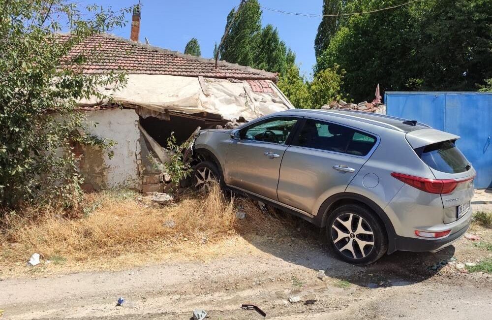 Eskişehir'de bir trafik kazasında, bir kadın sürücünün kullandığı gri araç,