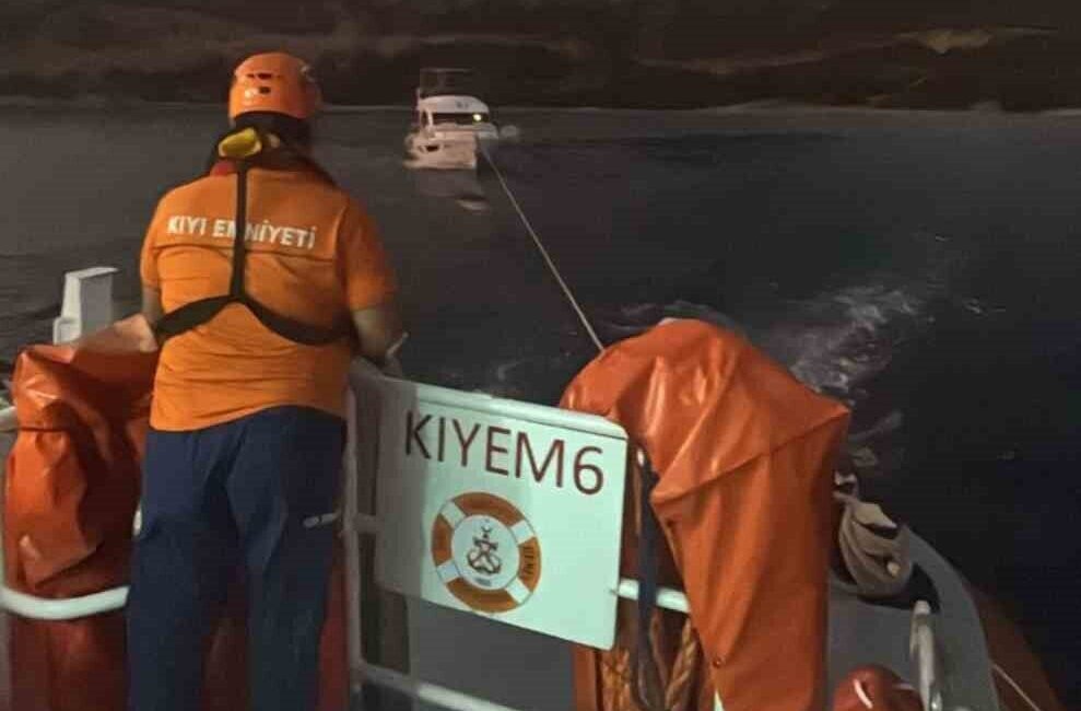 Bodrum'da makine arızası nedeniyle sürüklenen bir tekne, Kıyı Emniyet Genel