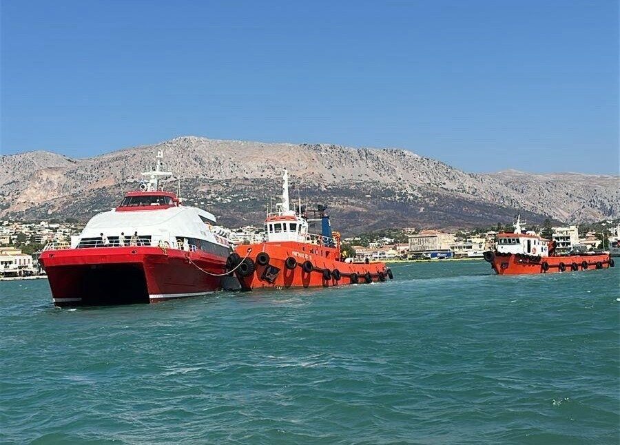 Çeşme'den Sakız Adası'na giden yolcu gemisi, liman girişinde arıza yaparak