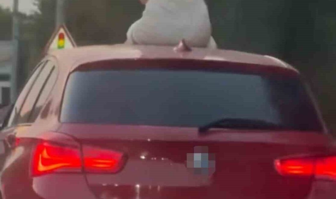 İzmir'in Çeşme ilçesinde bir kadın, seyir halindeki otomobilin sunroof'una çıkarak