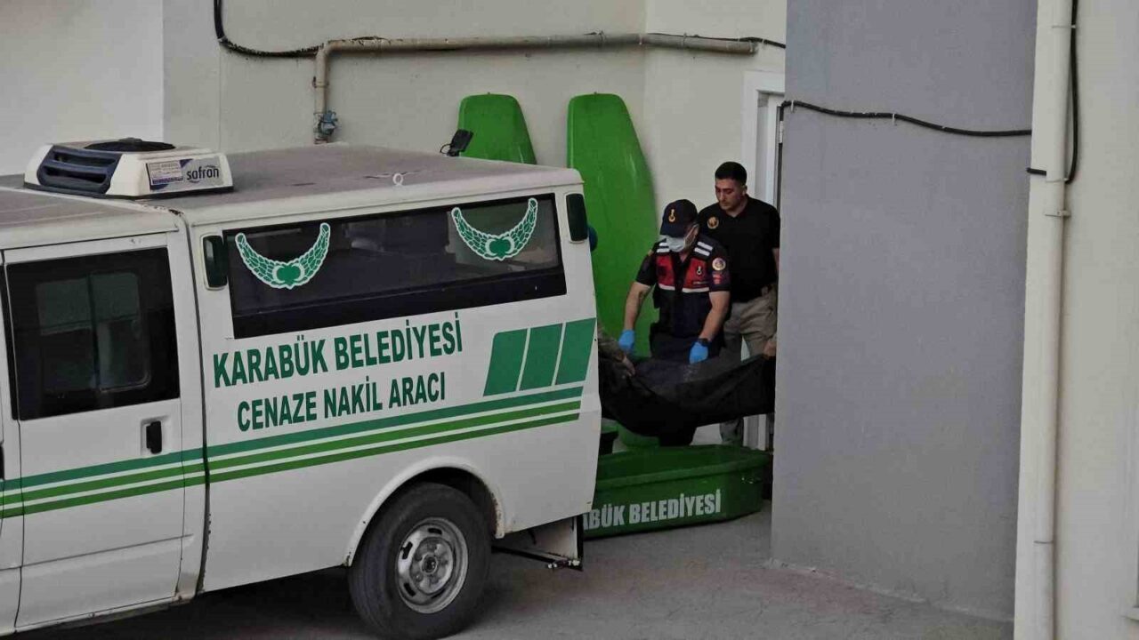 Karabük'te, Mehmet Derya (41) eşi Semra Derya ile birlikte bir
