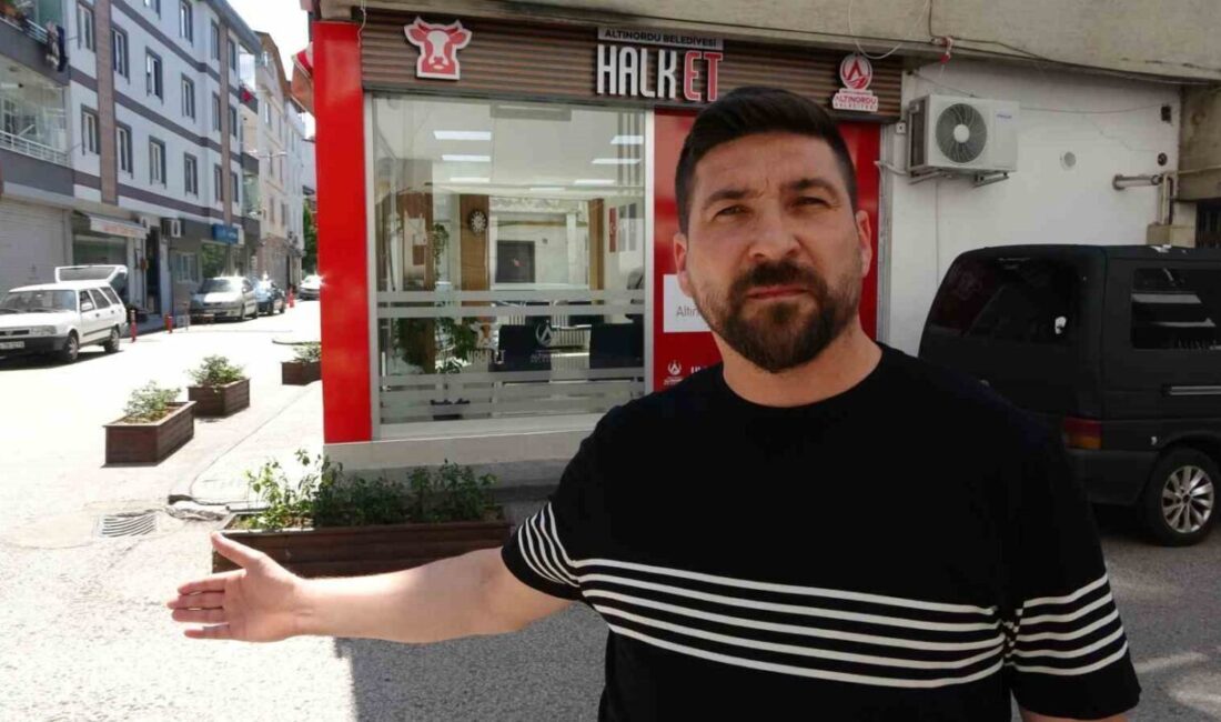 Ordu'nun Altınordu ilçesinde zabıta ekipleri, kaldırımları işgal eden iş yerlerine