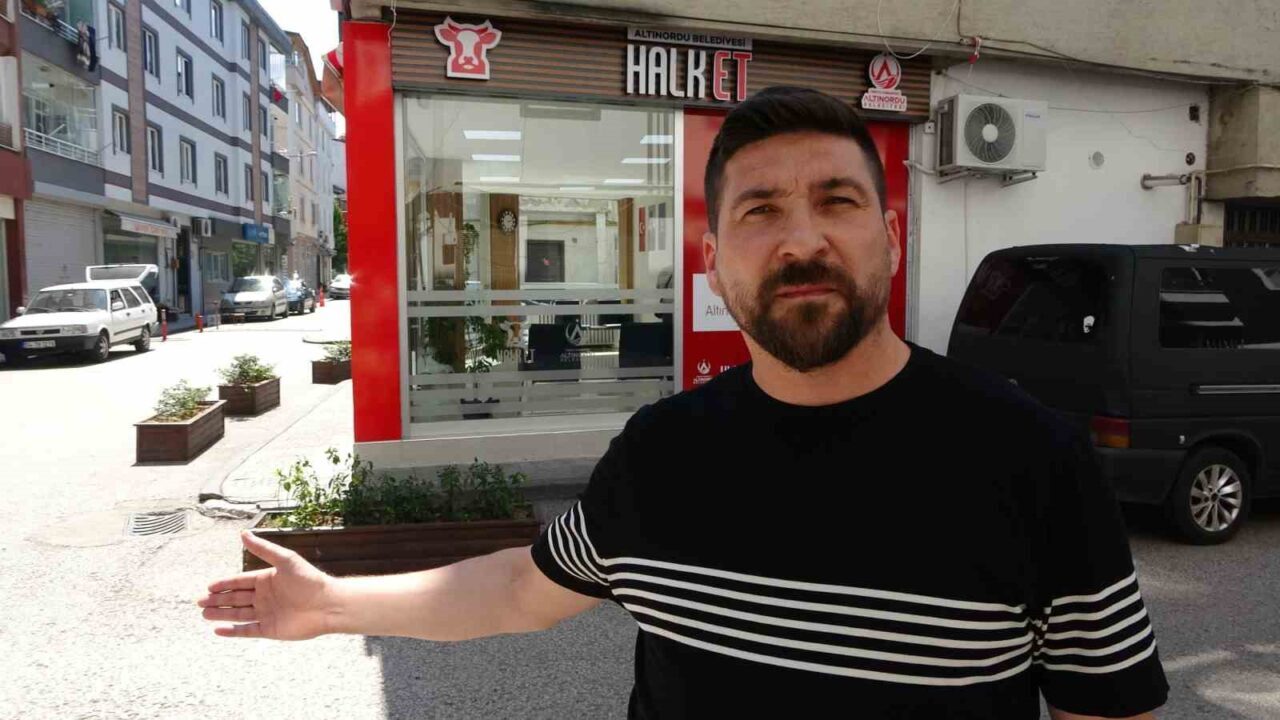 Ordu'nun Altınordu ilçesinde zabıta ekipleri, kaldırımları işgal eden iş yerlerine