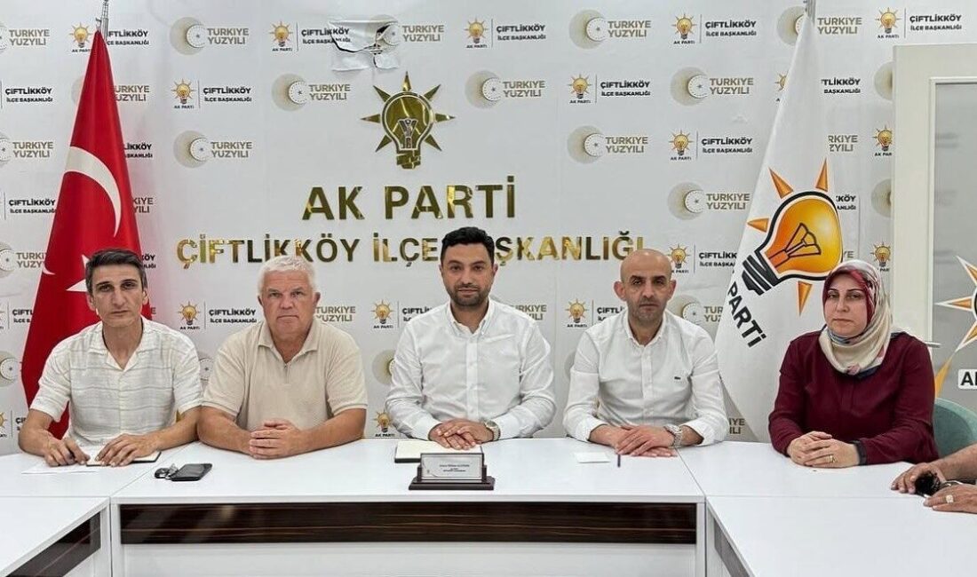 AK Parti Çiftlikköy İlçe Başkanı Ahmet Milhan Altınok, sahildeki içkili