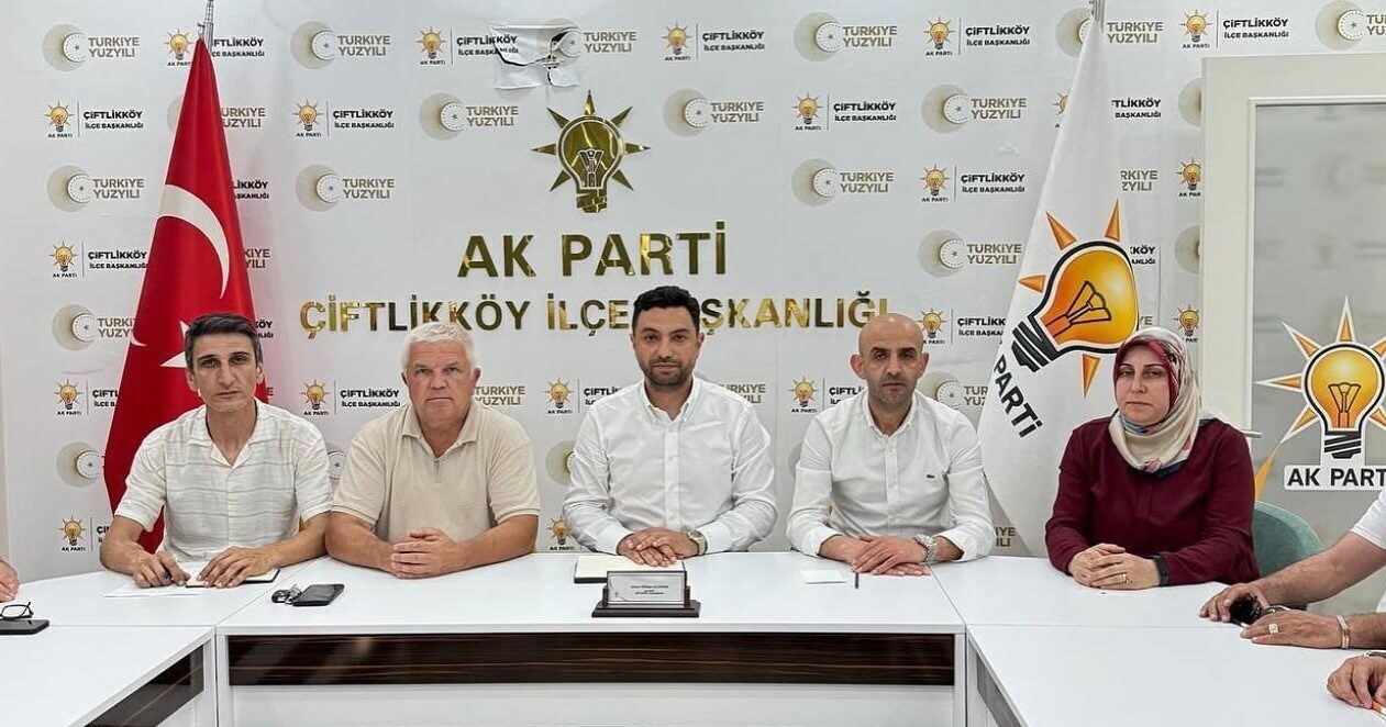AK Parti Çiftlikköy İlçe Başkanı Ahmet Milhan Altınok, sahildeki içkili