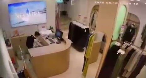 Kocaeli'nin Gebze ilçesindeki bir giyim mağazasına giren 13 yaşlarındaki bir