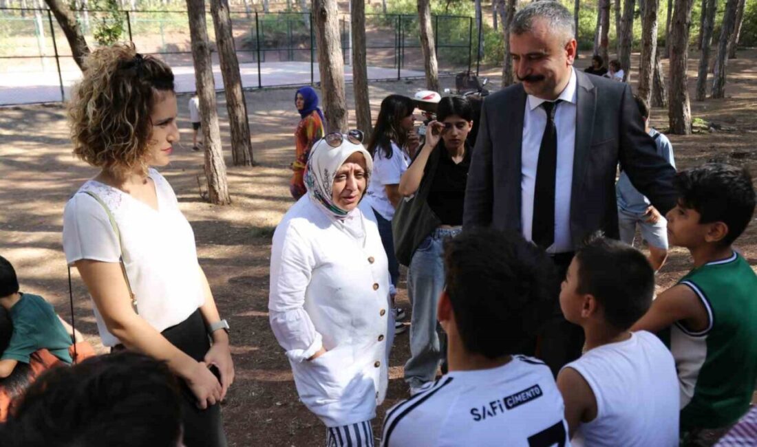 Çocuk Hizmetleri Genel Müdürü Ayşegül Yıldırım Kara, korunma altındaki çocuklarla