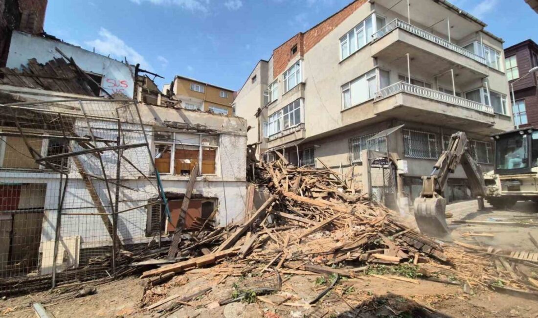 Tekirdağ'ın Süleymanpaşa ilçesindeki Ertuğrul Mahallesi'nde çökme riski taşıyan metruk bina