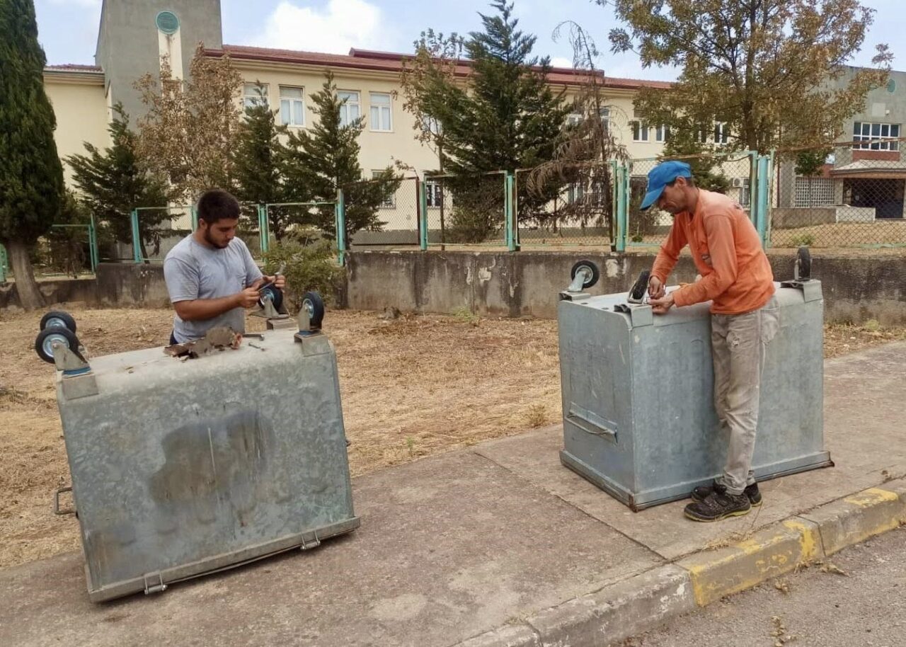 Körfez Belediyesi, acil müdahale ekibi ile hasar gören konteynırları yerinde