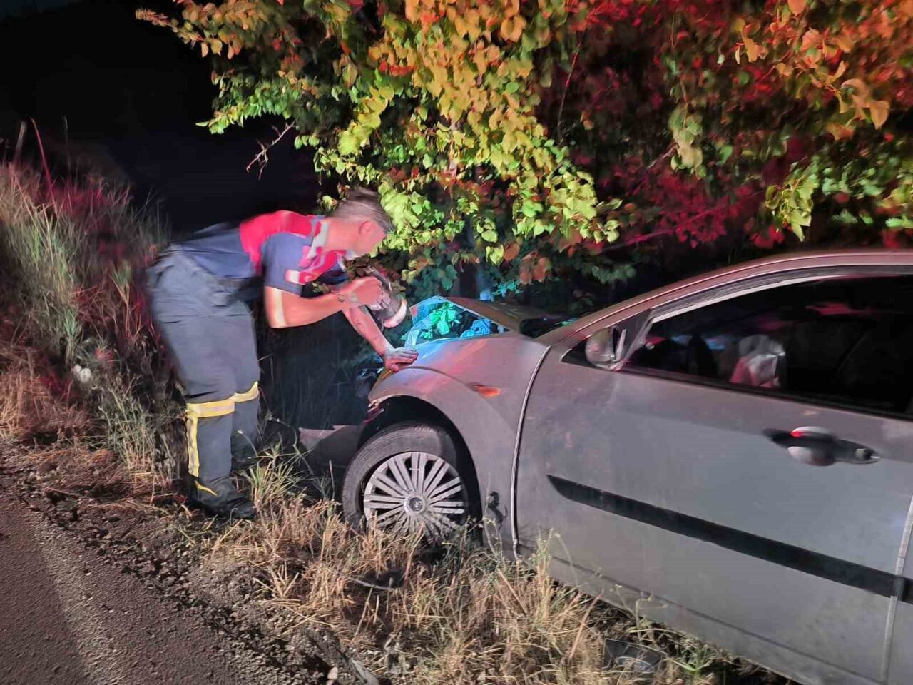 Çorum'un Sungurlu ilçesinde, Ö.K. yönetimindeki otomobil kontrolden çıkarak ağaca çarptı.