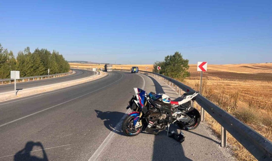 Çorum'un Alaca ilçesinde Yafes M. yönetimindeki motosiklet, Yozgat-Alaca karayolunda refüje