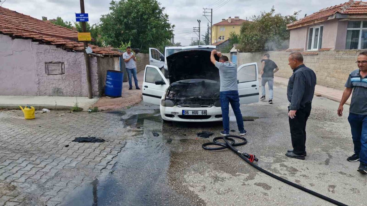 Çorum'un Alaca ilçesinde Ramazan K. yönetimindeki otomobilin motor kısmında yangın