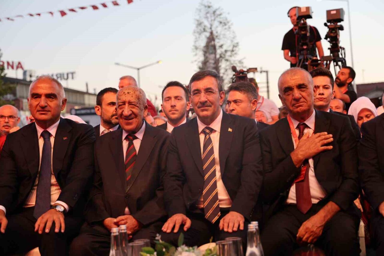 Cumhurbaşkanı Yardımcısı Cevdet Yılmaz, birlik ve kardeşlik vurgusu yaparak, Türkiye'de