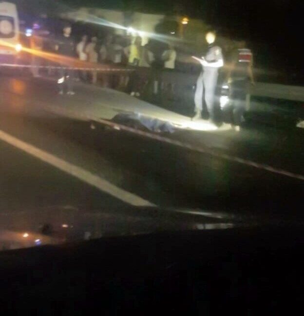Sakarya'nın Arifiye ilçesinde D-650 kara yolunda bir kadın, yolun karşısına