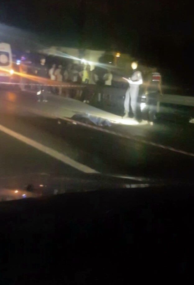 Sakarya'nın Arifiye ilçesinde D-650 kara yolunda bir kadın, yolun karşısına