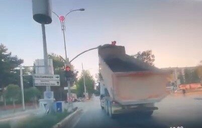 Elazığ'da Zübeyde Hanım Caddesi'nde damperi açık kalan bir kamyon, trafik