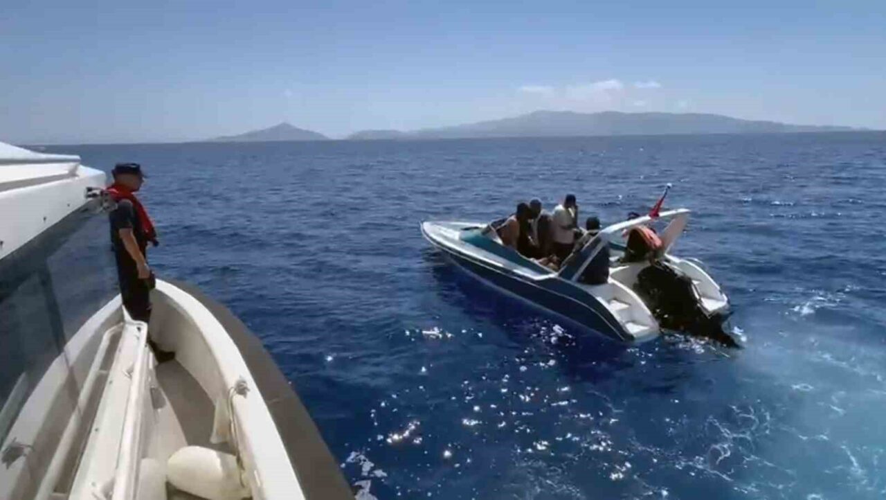 Muğla'nın Datça açıklarında yasa dışı yolla Yunanistan'a gitmeye çalışan 17