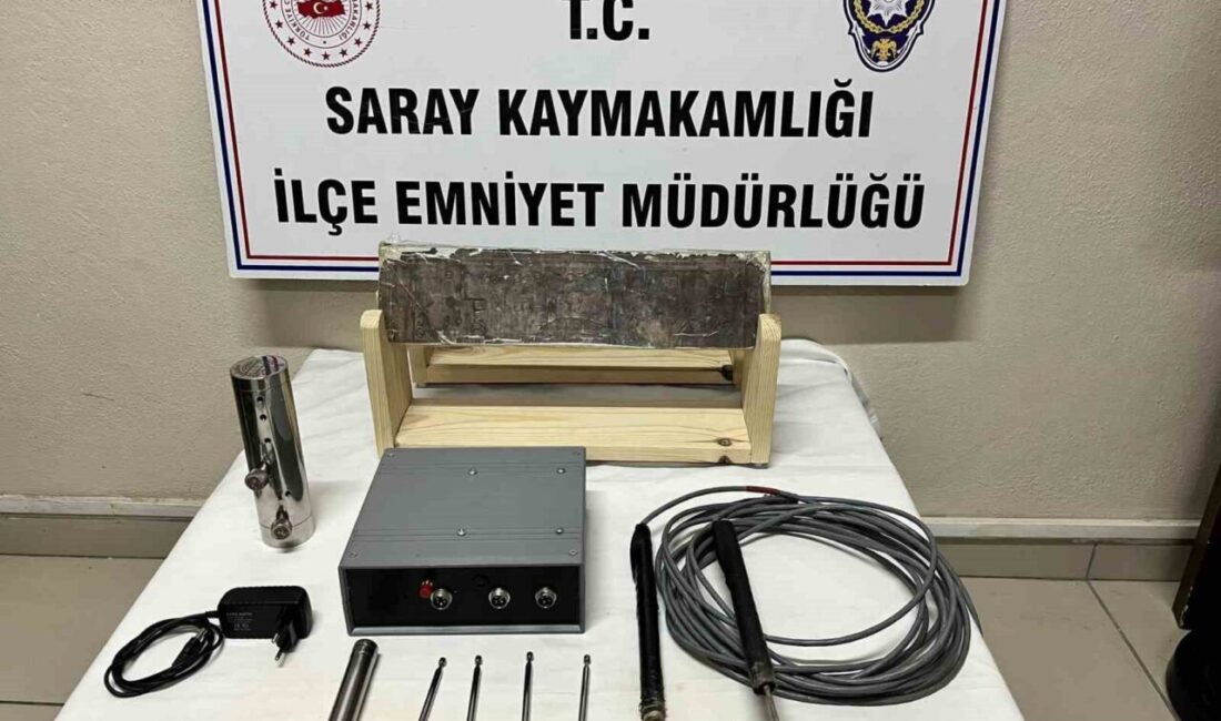 Tekirdağ'ın Saray ilçesinde polis, şüpheli bir otomobilde tarihi eser haritası