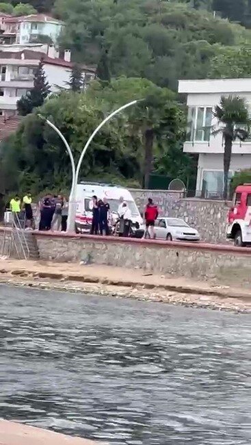 Kocaeli'nin Karamürsel ilçesinde denizde hareketsiz bulunan Kadir M.'nin cesedi sağlık