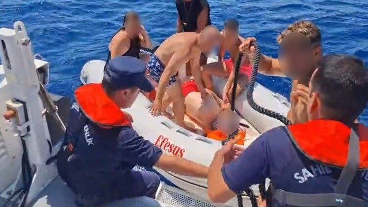 Kuşadası'nda bir gezi teknesinde yaralanan kişi, sahil güvenlik ekiplerince kurtarıldı.