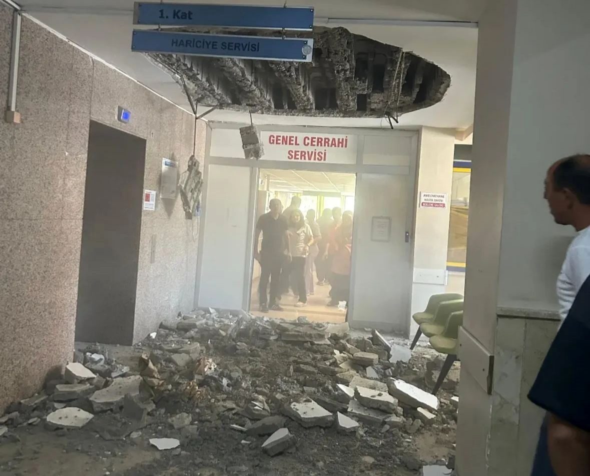Denizli Devlet Hastanesi'nde tavanın çökmesi sonucu 2 kişi yaralandı. Başhekimlik,